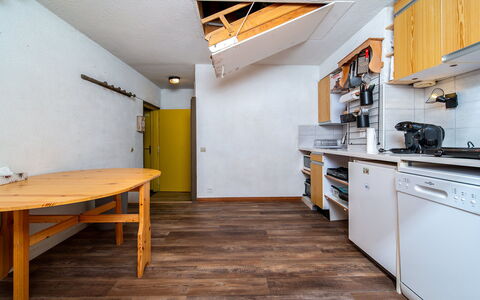 Le Schuss Iv: Køkken, Countertop, Cabinetry, Indretning, Køkken Apparat, Gulvbelægning, Møbel, Træ, Større Bandage, Loft