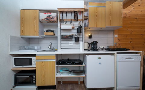 Le Schuss Iv: Køkken, Countertop, Cabinetry, Indretning, Køkken Apparat, Gulvbelægning, Møbel, Træ, Større Bandage, Loft