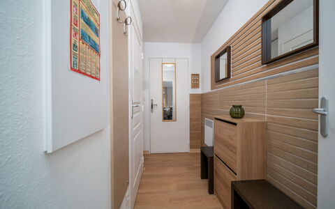 C. du Verdon: Køkken, Countertop, Cabinetry, Indretning, Køkken Apparat, Gulvbelægning, Møbel, Træ, Større Bandage, Loft