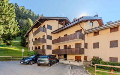 Pinzolo 202: Bygning, Vindue, Boligområde, Hus, Hjem, Facade, Stad, Kvarter, Arkitektur, Lejlighed