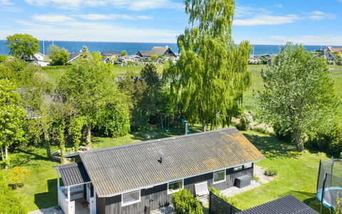 Justina - 200M from the Sea: Møbel, Indretning, Gulvbelægning, Etage, Loft, Værelse, Stol, Bord, Lejlighed, Køkken & Spisebord