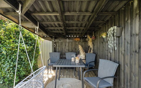Justina - 200M from the Sea: Møbel, Indretning, Gulvbelægning, Etage, Loft, Værelse, Stol, Bord, Lejlighed, Køkken & Spisebord