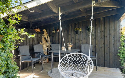 Justina - 200M from the Sea: Møbel, Indretning, Gulvbelægning, Etage, Loft, Værelse, Stol, Bord, Lejlighed, Køkken & Spisebord