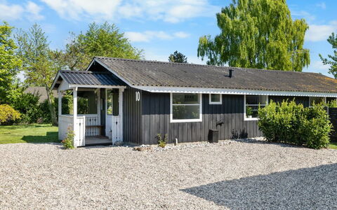 Justina - 200M from the Sea: Møbel, Indretning, Gulvbelægning, Etage, Loft, Værelse, Stol, Bord, Lejlighed, Køkken & Spisebord