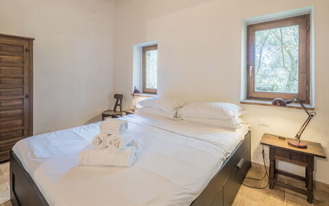 Cottage Monti Pet Friendly With Shared Pool: Soveværelse, Væg, Seng, Indretning, Træ, Loft, Etage, Sengetøj, Gulvbelægning, Sengetøj