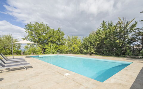 Cottage Monti Pet Friendly With Shared Pool: Svømmepøl, Skygge, Landscaping, Design, Flise, Udvej, Flise, Evergreen