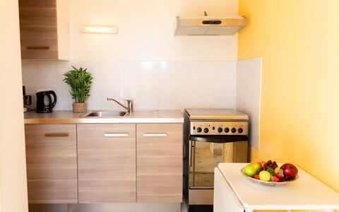 Le Cocon: Køkken, Køkken Apparat, Større Bandage, Countertop, Gulvbelægning, Træ, Indretning, Etage, Køkkenvask, Møbel