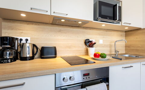 Racines: Køkken Apparat, Countertop, Køkken, Cabinetry, Husholdningsapparat, Større Bandage, Møbel, Indretning, Lille Apparat, Bordservice