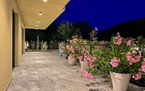 Villa Perla di Draga: Gulvbelægning, Indretning, Etage, Lejlighed, Altan, Loft, Ejerlejlighed, Stol, Skygge, Veranda