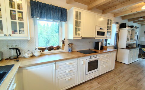 Adélka: Køkken, Countertop, Træ, Gulvbelægning, Køkken Apparat, Cabinetry, Møbel, Indretning, Større Bandage, Hjem