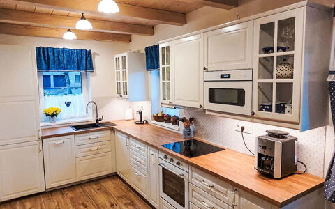 Adélka: Køkken, Countertop, Cabinetry, Møbel, Køkken Apparat, Gulvbelægning, Træ, Større Bandage, Indretning, Skab