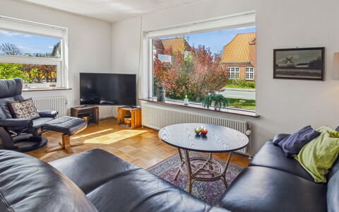 Nis - 9.8Km from the Sea: Møbel, Indretning, Couch, Loft, Gulvbelægning, Hjem, Etage, Stue, Lejlighed, Belysning