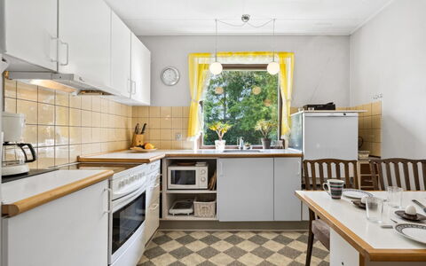 Nis - 9.8Km from the Sea: Køkken Apparat, Køkken, Større Bandage, Countertop, Gulvbelægning, Indretning, Træ, Husholdningsapparat, Komfur, Møbel