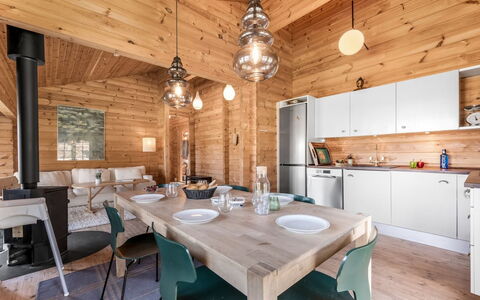 Franka - from the Sea: Vegetationen, Busk, Forår, Sommerhus, Have, Skygge, Backyard, Gård, Stol