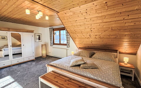 Kleine Auszeit: Indretning, Møbel, Soveværelse, Træ, Gulvbelægning, Seng, Loft, Etage, Værelse, Hjem