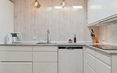 Ahti - 340M from the Sea: Træ, Køkken, Gulvbelægning, Indretning, Countertop, Cabinetry, Køkken Apparat, Etage, Møbel, Loft