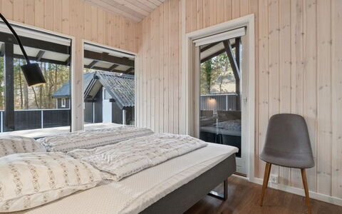 Ahti - 340M from the Sea: Træ, Soveværelse, Seng, Sengetøj, Loft, Sengetøj, Hårdttræ, Bed Frame, Bejdse, Planke