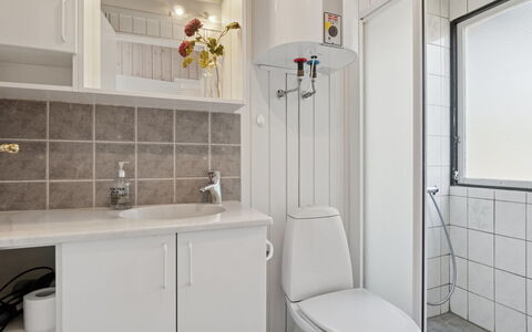 Ahti - 340M from the Sea: Sanitærarmatur, Håndvask, Badeværelse, Badeværelsesvask, Toilet, Indretning, Gulvbelægning, Toiletbræt, Tap, Etage