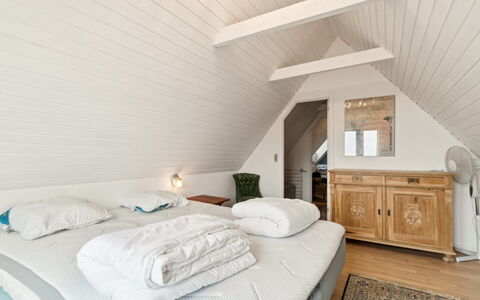 Bena - 2Km from the Sea: Seng, Soveværelse, Møbel, Indretning, Træ, Loft, Sengetøj, Sengetøj, Etage, Gulvbelægning
