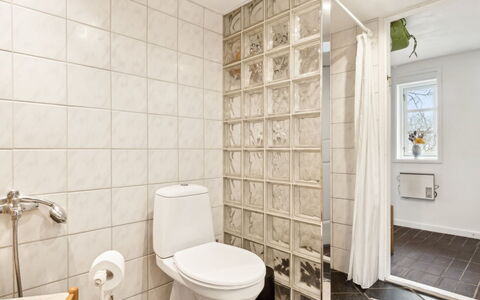 Bena - 2Km from the Sea: Væg, Gulvbelægning, Etage, Indretning, Toiletbræt, Flise, Toilet, Badeværelse, Loft, Værelse