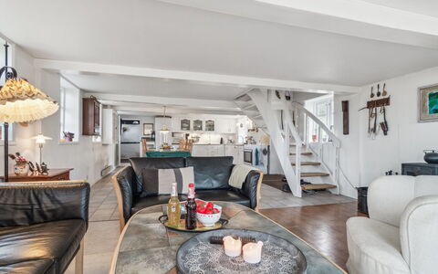 Bena - 2Km from the Sea: Møbel, Indretning, Couch, Gulvbelægning, Træ, Etage, Loft, Stue, Hjem, Lejlighed