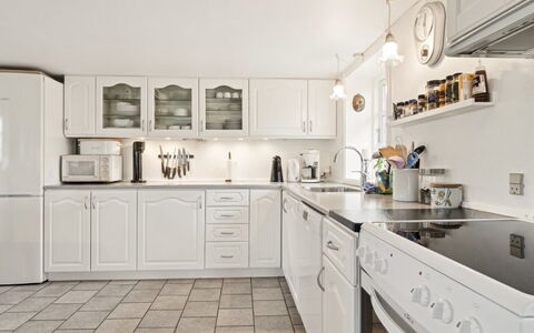 Bena - 2Km from the Sea: Køkken, Køkken Apparat, Countertop, Cabinetry, Større Bandage, Indretning, Gulvbelægning, Møbel, Loft, Husholdningsapparat