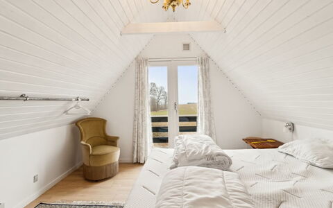 Bena - 2Km from the Sea: Træ, Soveværelse, Gulvbelægning, Loft, Etage, Seng, Indretning, Møbel, Belysning, Hjem