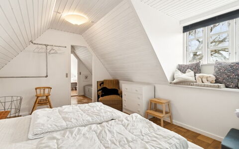 Bena - 2Km from the Sea: Seng, Soveværelse, Møbel, Indretning, Gulvbelægning, Væg, Etage, Træ, Loft, Sengetøj