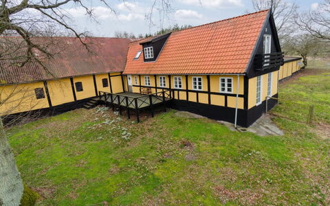 Bena - 2Km from the Sea: Indretning, Loft, Lejlighed, Gulvbelægning, Møbel, Etage, Værelse, Belysning, Hjem, Couch