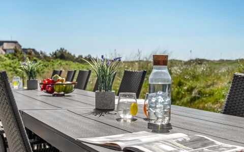 Gytha - 75M from the Sea: Estate, Skygge, Indkørsel, Stuehus