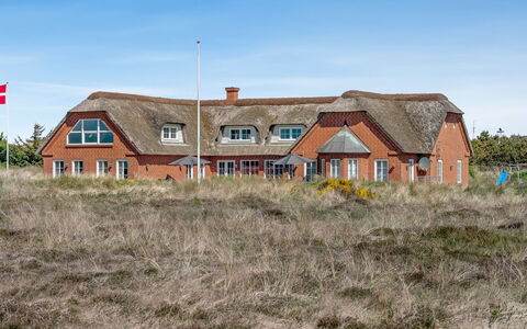 Gytha - 75M from the Sea: Estate, Skygge, Indkørsel, Stuehus