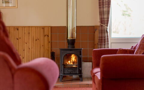 Doonans Cottage: Gulvbelægning, Hearth, Møbel, Etage, Træ, Indretning, Brændeovn, Trægulve, Belysning, Stue