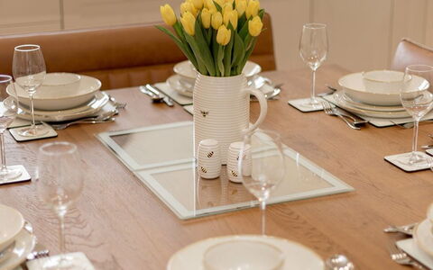 Balbeg Cottage: Møbel, Bordservice, Bord, Spisestue, Træ, Køkken & Spisebord, Serveware, Indretning, Tallerkner, Stol