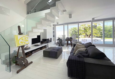 Villa Rosa Del Mare: Indretning, Møbel, Gulvbelægning, Etage, Couch, Loft, Stue, Hjem, Bord, Lejlighed