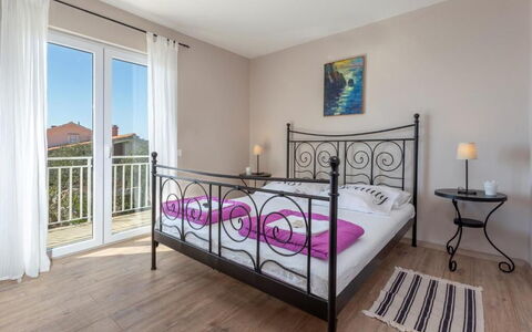 Peaceful Apartment With Beautiful View - Hvar: Møbel, Indretning, Gulvbelægning, Etage, Seng, Soveværelse, Værelse, Lejlighed, Sengetøj, Bed Frame