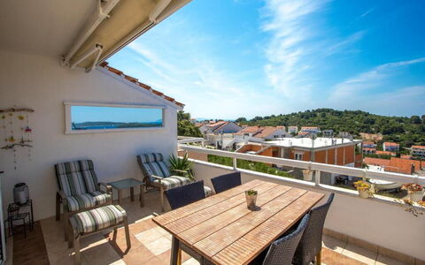 Peaceful Apartment With Beautiful View - Hvar: Lejlighed, Altan, Udendørs Møbler