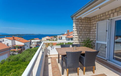 Peaceful Apartment With Beautiful View - Hvar: Lejlighed, Hav, Altan, Kyst, Villa, Udvej, Eco Hotel, Gelænder, Penthouselejlighed, Stueplante