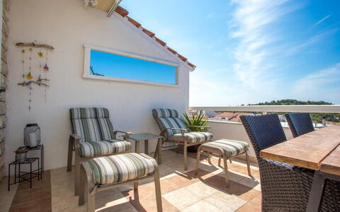 Peaceful Apartment With Beautiful View - Hvar: Lejlighed, Udendørs Møbler, Hjem, Møbel, Altan, Stol, Udendørs Bord, Villa, Gårdhave, Udvej