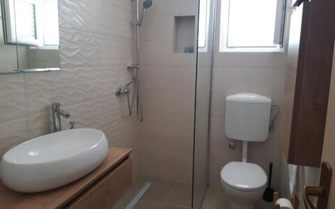 Peaceful Apartment With Beautiful View - Hvar: Badeværelse, Badeværelsesvask, Sanitærarmatur, Gulvbelægning, Etage, Væg, Håndvask, Indretning, Toilet, Toiletbræt