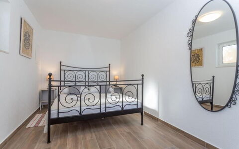 Appartamento Nomads, Ac, Wifi Hvar: Gulvbelægning, Indretning, Etage, Seng, Møbel, Træ, Soveværelse, Værelse, Loft, Belysning