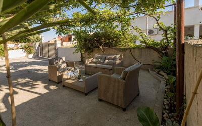 Appartamento Nomads, Ac, Wifi Hvar: Blomsterkrukke, Møbel, Udendørs Møbler, Skygge, Stueplante, Have, Stol, Gårdsplads, Gård