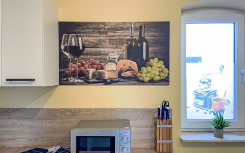 Finca Wismaria: Bordservice, Møbel, Frugt, Køkken Apparat, Drinkware, Større Bandage, Serveware, Mad, Køkken, Countertop
