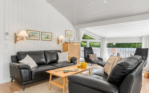 Henri - 1.2Km from the Sea: Indretning, Træ, Couch, Loft, Gulvbelægning, Etage, Møbel, Trægulve, Stue