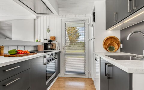 Henri - 1.2Km from the Sea: Køkken Apparat, Køkken, Countertop, Større Bandage, Husholdningsapparat, Cabinetry, Indretning, Gulvbelægning, Træ, Møbel