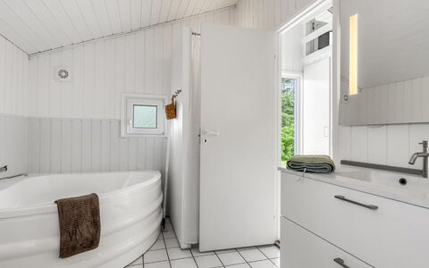 Henri - 1.2Km from the Sea: Sanitærarmatur, Gulvbelægning, Indretning, Etage, Badeværelse, Tap, Loft, Vvs, Håndvask, Flise