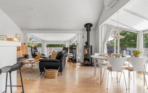 Henri - 1.2Km from the Sea: Træ, Gulvbelægning, Indretning, Etage, Trægulve, Møbel, Loft, Stue, Stol, Hårdttræ