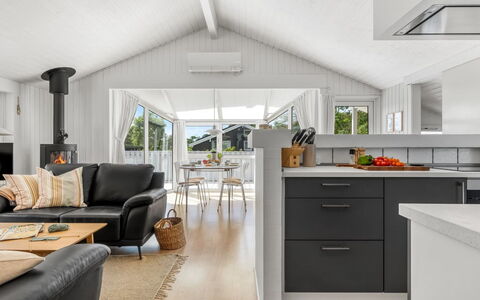 Henri - 1.2Km from the Sea: Gulvbelægning, Indretning, Træ, Møbel, Loft, Etage, Køkken, Trægulve, Couch, Stol