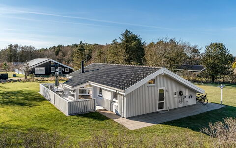 Henri - 1.2Km from the Sea: Estate, Skygge, Indkørsel, Stuehus