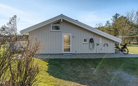 Henri - 1.2Km from the Sea: Estate, Skygge, Indkørsel, Stuehus