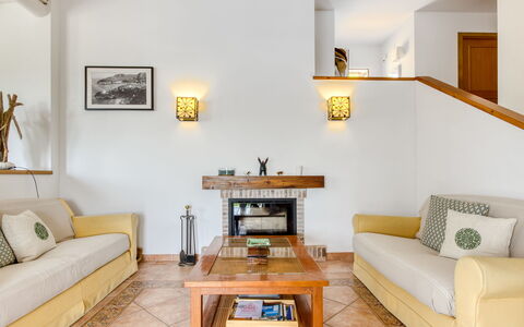 Villa Lumière: Møbel, Indretning, Gulvbelægning, Væg, Couch, Etage, Træ, Værelse, Loft, Stue